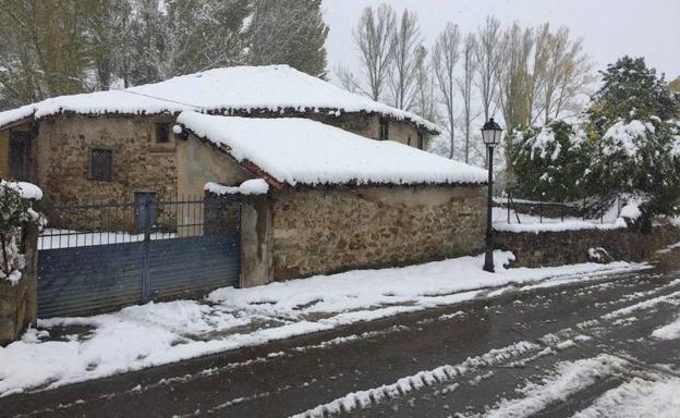 La nieve dificulta el acceso a Palencia desde Cantabria y cierra Piedrasluengas a los camiones