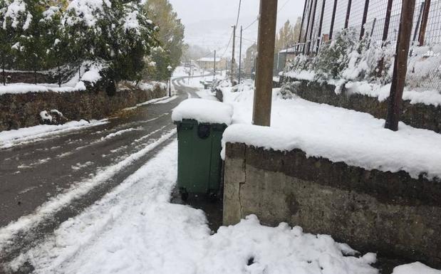 Tráfico embolsa vehículos en Aguilar al quedar intransitable la Autovía de Cantabria