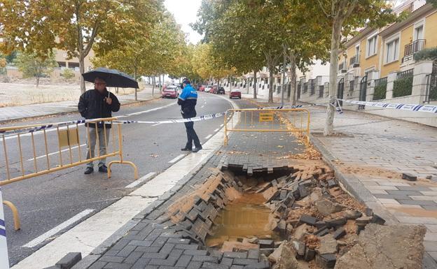 Una fuga en una tubería en la calle Padre Llanos, en Parquesol, deja sin agua a los vecinos de la zona