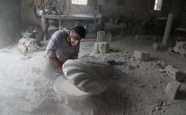 Una dura historia labrada en piedra siria que ahora se esculpe en Palencia