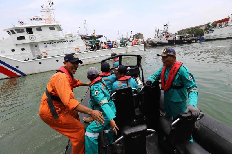 Un avión se estrella en Indonesia con 189 personas a bordo