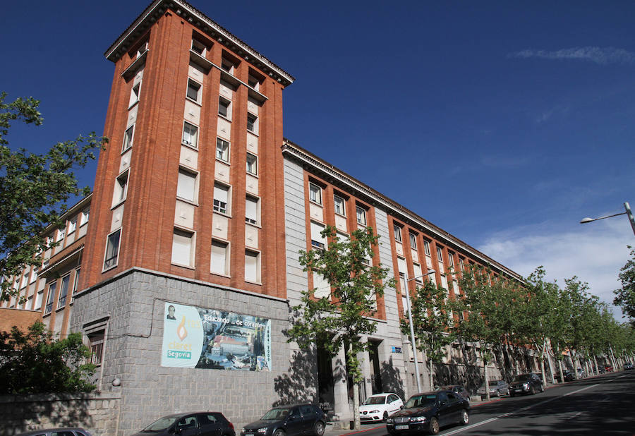 Colisión entre tres vehículos frente al colegio Claret