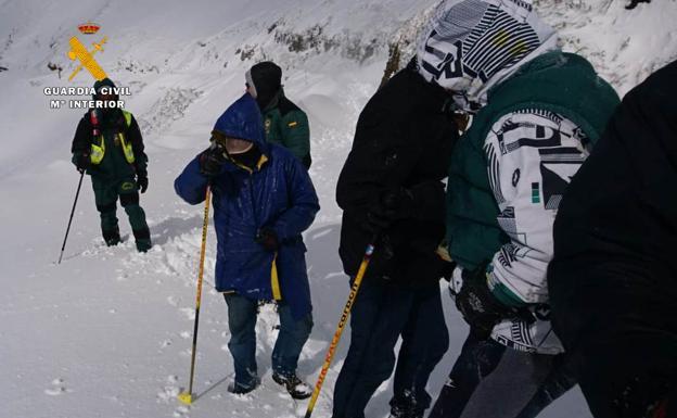 Rescatados cinco vecinos de Cantabria que se habían quedado atrapados en la nieve en Lunada