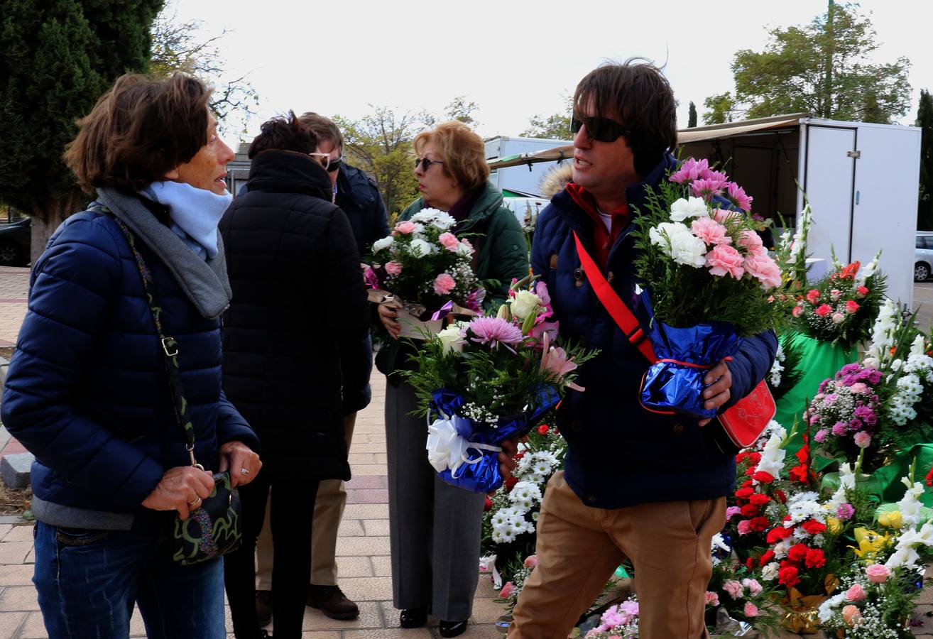 Preparativos para el Día de Todos los Santos en el cementerio de El Carmen de Valladolid