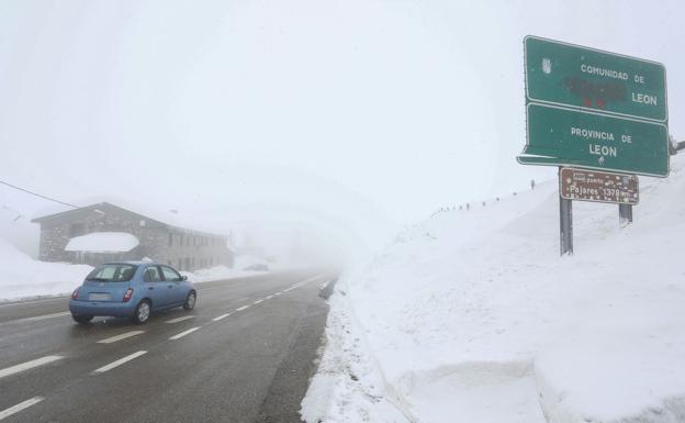 Un alud en Pajares atrapa a un camión y corta el tráfico mientras Adif logra reabrir el tráfico ferroviario entre León y Asturias