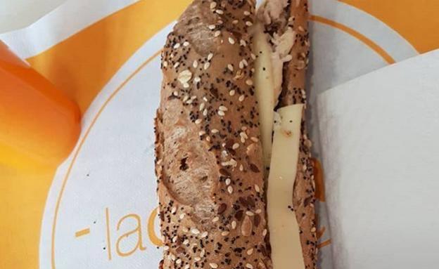 Un suculento bocadillo de atún con queso con 'sorpresa' incluida