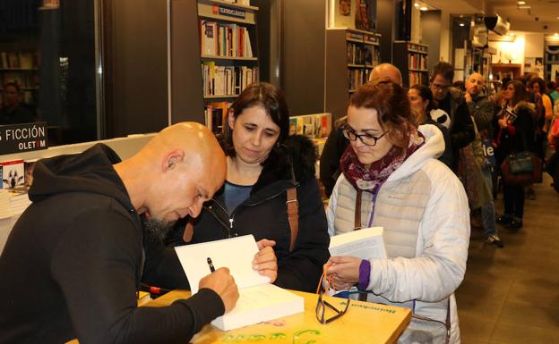 El escritor Pérez Gellida firma 'Todo lo mejor' en la librería Oletvm de Valladolid