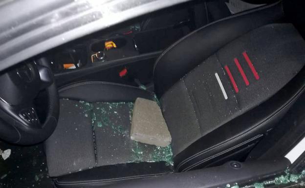 Rompe la luna de un coche con una piedra y le detienen con un adoquín similar