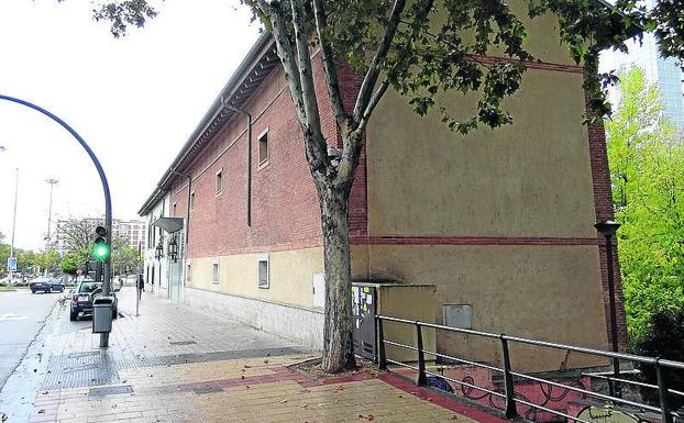 El Ayuntamiento corta la luz enganchada a una farola del centro social La Molinera