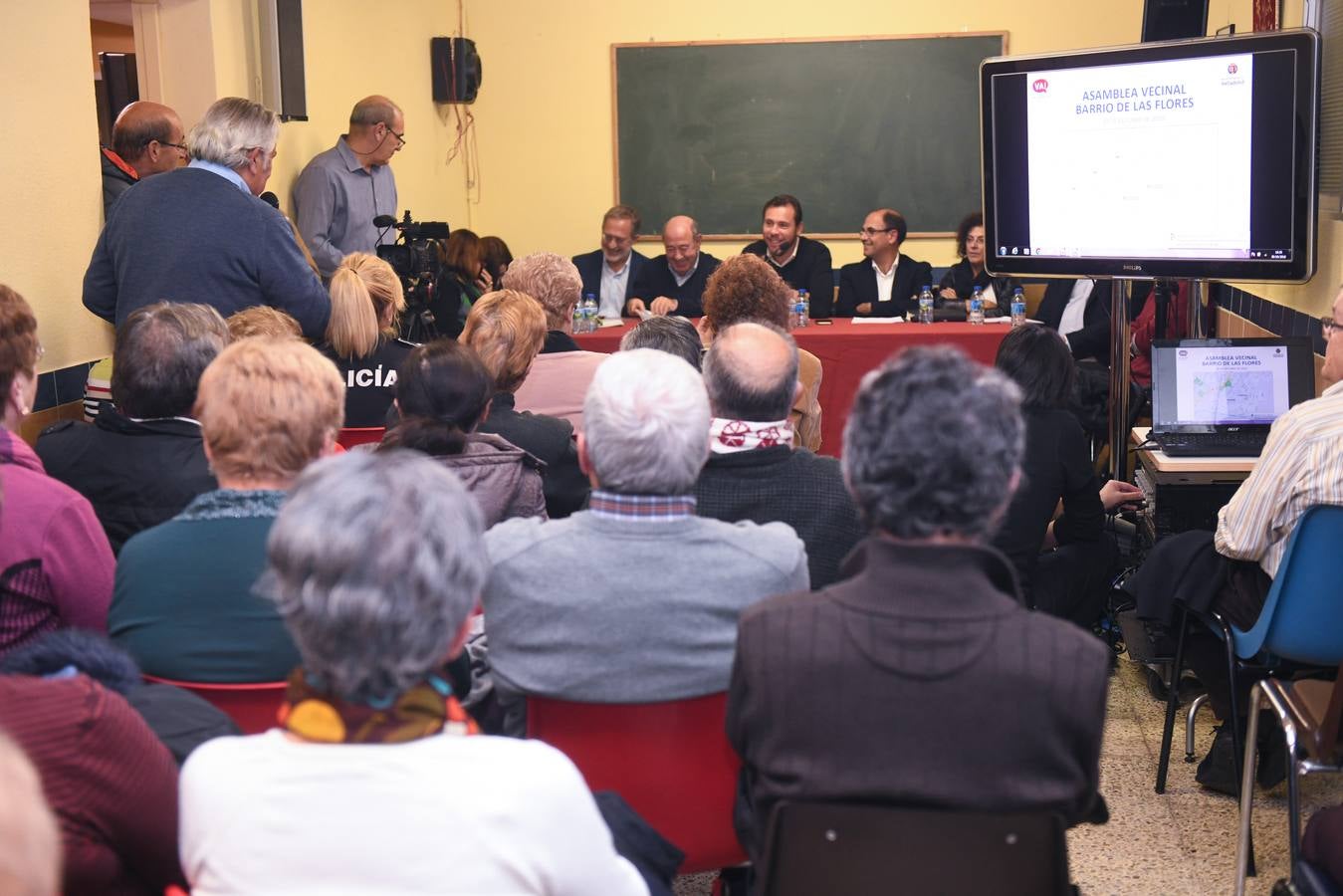 Asamblea de vecinos en el barrio de Las Flores