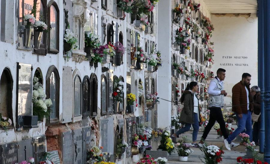 Los segovianos visitan el cementerio en el Día de Todos los Santos