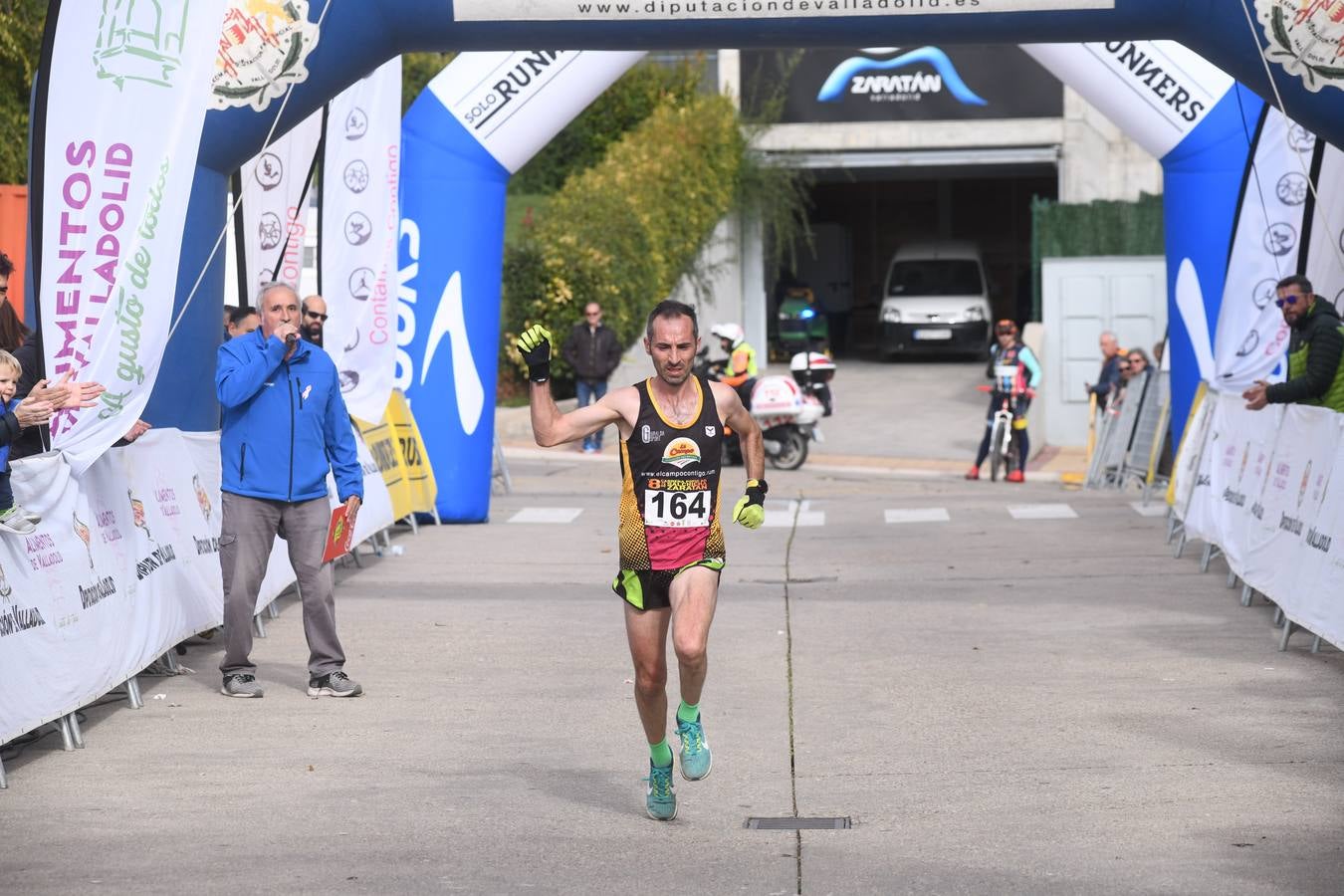 Óscar Fernández Giralda y Bego Usabiaga triunfan en la octava edición de la Carrera de la Salchicha de Zaratán
