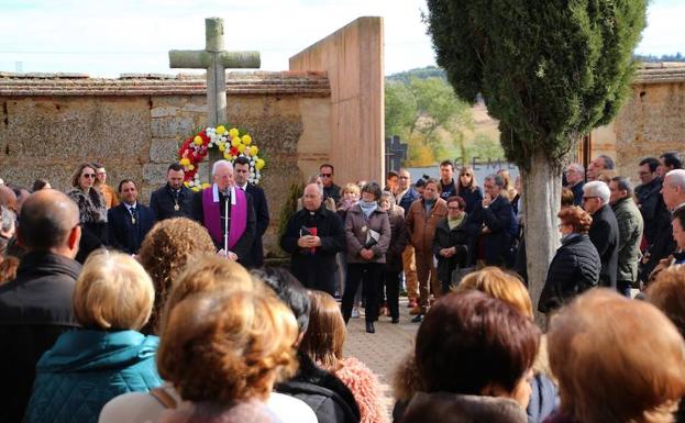 El cardenal Carlos Amigo reza el responso en el cementerio de Rioseco