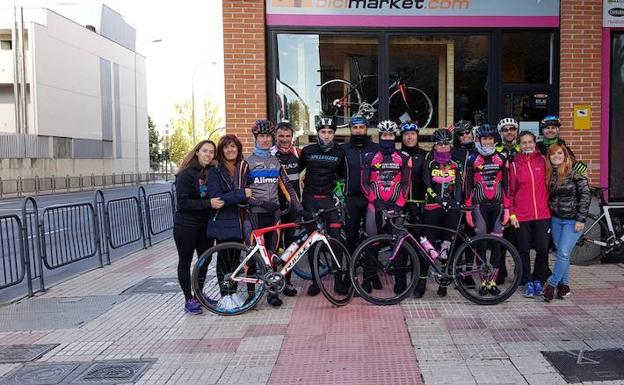 Lale Cubino, Santi Blanco y Moisés Dueñas pedalean hasta Santiago por la seguridad de los ciclistas