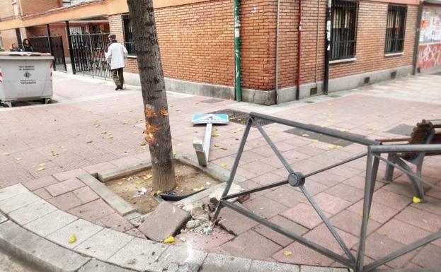 Un conductor derriba una señal y una valla en la calle Soto y se da a la fuga