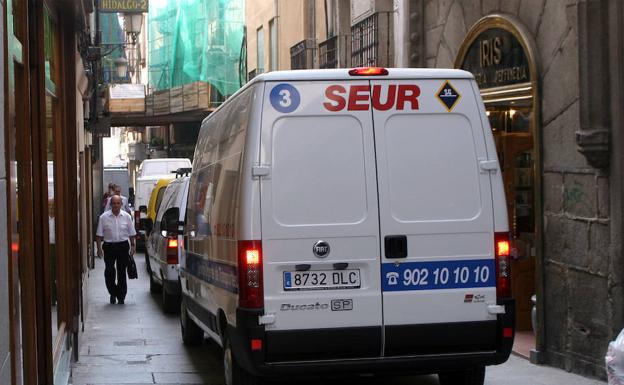 El Ayuntamiento estudiará sugerencias sobre habilitar la carga y descarga por la tarde