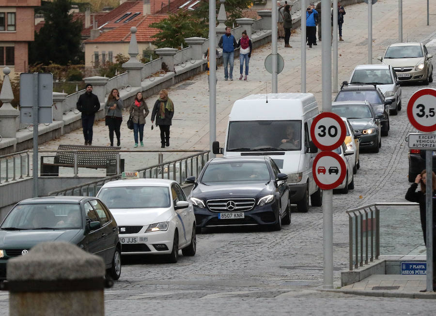 La afluencia de turistas obliga a cortar al tráfico los accesos al recinto amurallado