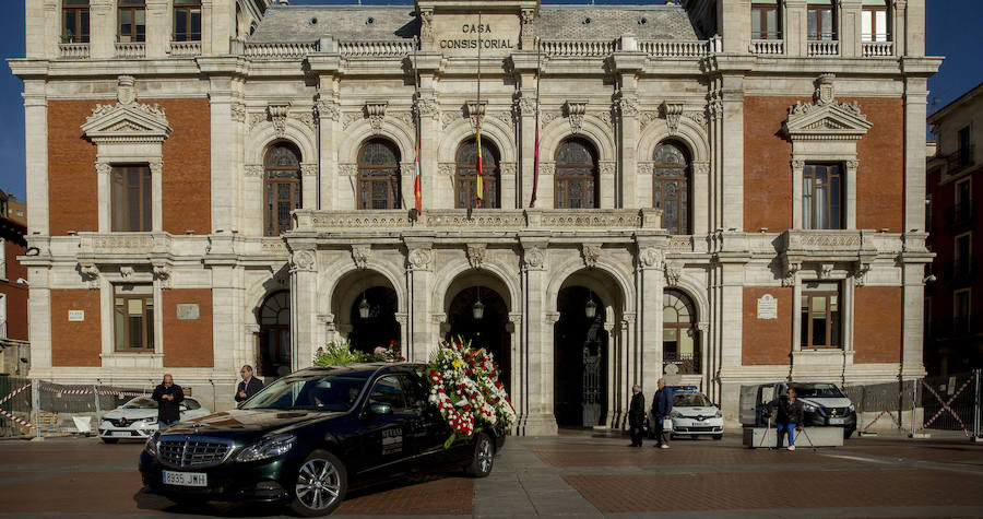 Traslado del cuerpo de Tomás Rodríguez Bolaños de la capilla ardiente del Ayuntamiento de Valladolid al tanatorio