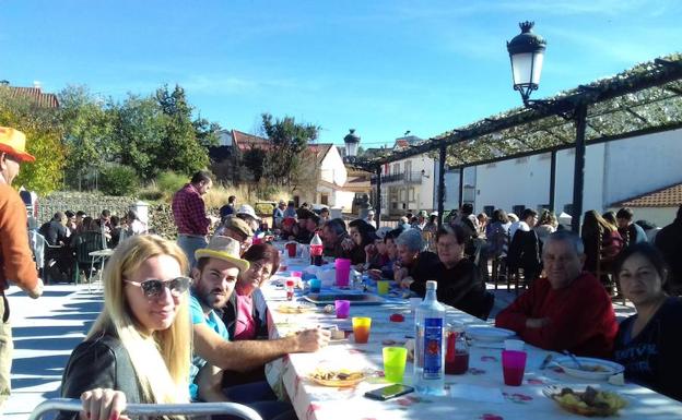 Escurial de la Sierra acoge la Fiesta de las Patatas de Herradero con gran afluencia de gente