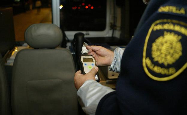 Un conductor ebrio se duerme al volante ante un semáforo en el Paseo de Zorrilla de Valladolid