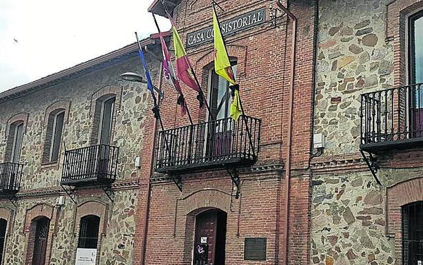 El Ayuntamiento de Navas de Oro salda su deuda en año y medio, según el alcalde