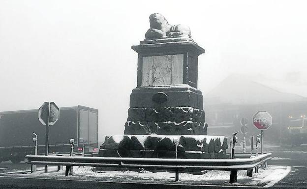 La nieve complica el tráfico en las carreteras de la sierra