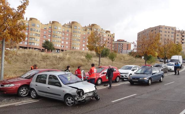 Un conductor herido al chocar su vehículo contra otros tres estacionados en Parquesol