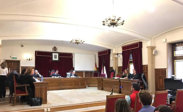 «Me agarró, me arrastró hasta la caseta y me obligó a masturbarle y hacerle una felación»