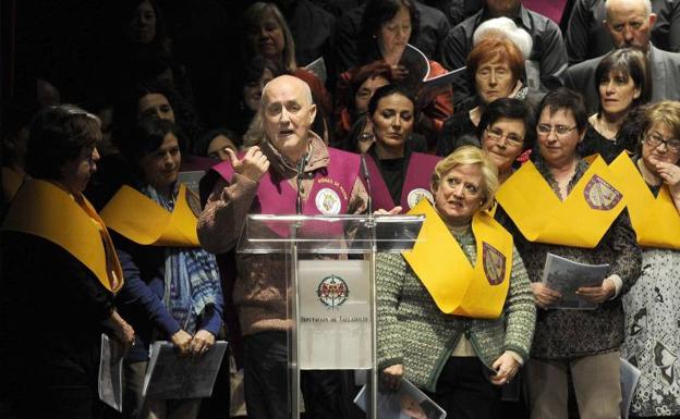 El Coro Ederki, dirigido por Javier Busto, canta en la Iglesia de San Miguel