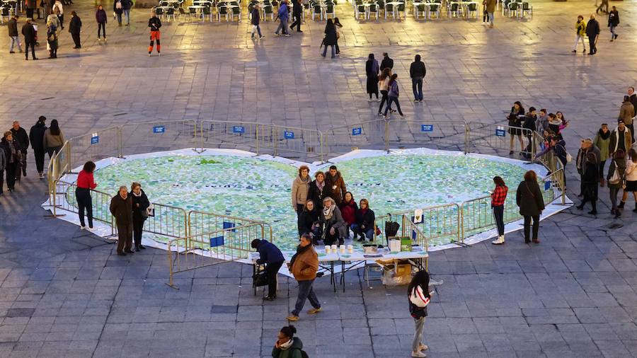 Los salmantinos llenan la Plaza Mayor de mensajes sobre el Alzhéimer