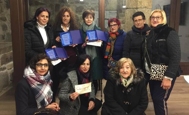 La AECC premia la labor solidaria de tres establecimientos locales