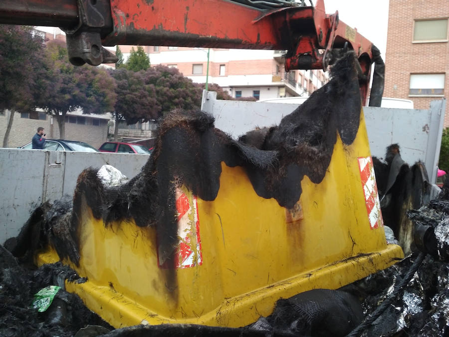 Los bomberos de Cuéllar sofocan un fuego en dos contenedores próximos al colegio Santa Clara
