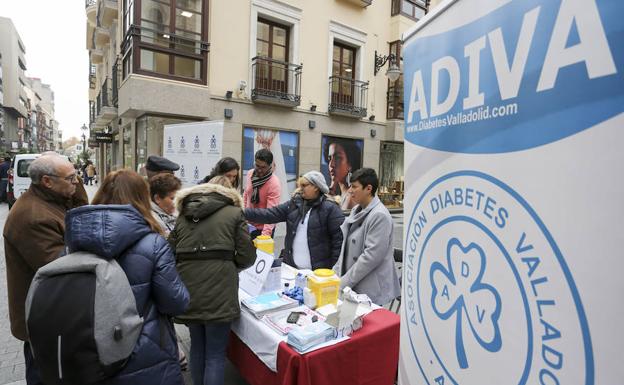 Diabetes de Valladolid y el Colegio de Enfermería miden la glucemia en la calle para concienciar a la población