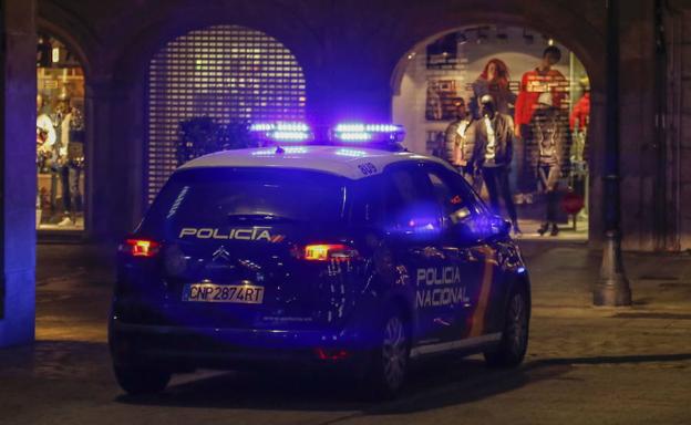 Deja entrar a dos jóvenes en la casa de sus padres en Salamanca y se la desvalijan