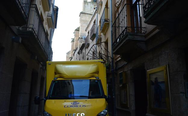 Un camión queda atascado en una calle de Ciudad Rodrigo tras arrancar la reja de un balcón