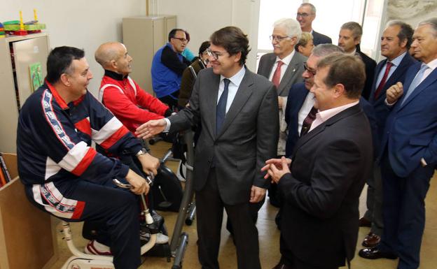 Mañueco adelanta a 2019 la unidad satélite de radioterapia en Segovia