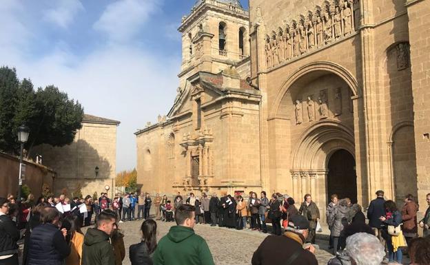 Cáritas reúne a 100 personas en CIudad Rodrigo en un acto silencioso por los pobres