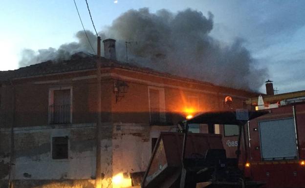 Un incendio provoca graves daños en dos viviendas de la localidad vallisoletana de Villavicencio