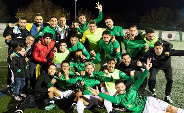Machada de los 'once' del CD Guijuelo venciendo al filial del Atlético de Madrid (1-0)