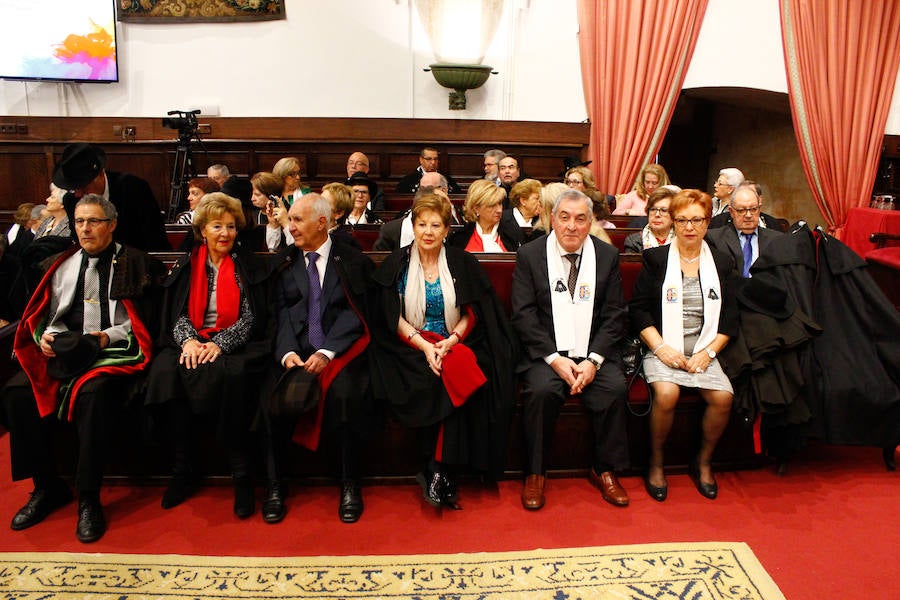 Los capistas imponen la capa al rector de la USAL