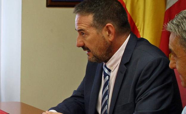 «El Procurador del Común desconoce la labor de un alcalde en los pueblos pequeños»