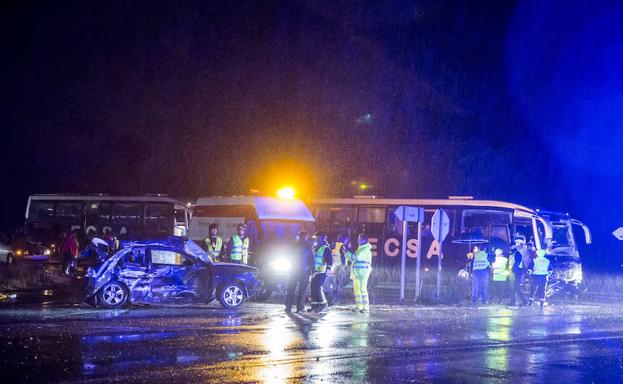 Muere un joven en una colisión entre un turismo y un camión en Alcazarén