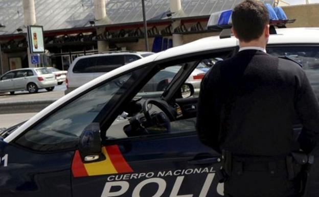 Siete detenidos por meter a un hombre en un contenedor de basura y grabarlo