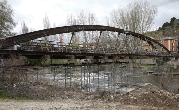 La CHD retira la pasarela de madera sobre el río Duratón, en Peñafiel, ante el riesgo para las personas