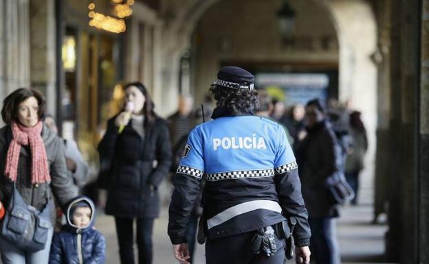 Los tres partidos de la oposición respaldan la subida salarial de la Policía Local