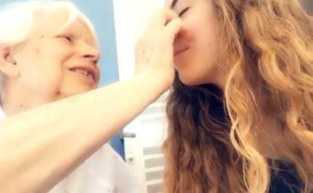 El emocionante vídeo de una abuela con alzheimer que logra reconocer a su nieta