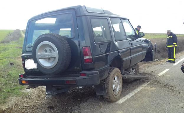 Los bomberos de la Diputación excarcelan a un conductor accidentado entre Mayorga y Santervás de Campos