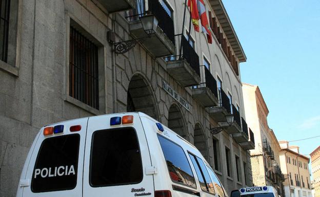 Condenado a 10 años de cárcel por abusar de dos menores de 16 años a las que suministraba marihuana