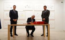 António Costa firma en el Libro de Oro de la ciudad, en presencia de Sánchez y Puente./C. A.
