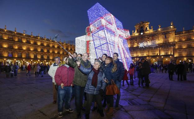 Un cubo con forma de regalo engalanará de nuevo la Plaza Mayor durante la Navidad